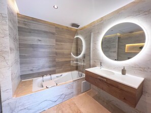 Jetted bath, hair dryer, towels, soap - Spacious 3-bedroom / 2-bathroom w/ Large Terrace, 5-min to the Beach & Train (Tanger)