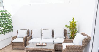 Spacious 3-bedroom / 2-bathroom w/ Large Terrace, 5-min to the Beach & Train