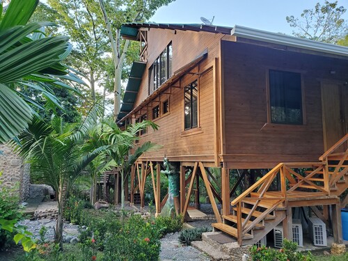 Treehouse in the Canopy close to beach - large garden with trails - Pavones wave