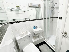 Douche, séchoir à cheveux, serviettes fournies, savon