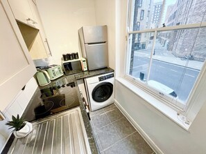 Frigorifero, microonde, forno, piano cottura