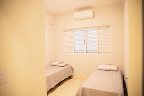 2 bedrooms, desk, WiFi (free), bed sheets