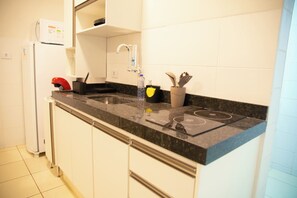 Frigorífico, microondas, placa de cocina y hervidor eléctrico