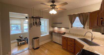 Charming 2-bedroom condo with WiFi, AC in lovely Chicago. Ample parking,