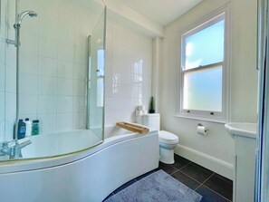 Dusche, Haartrockner, Handtücher, Seife