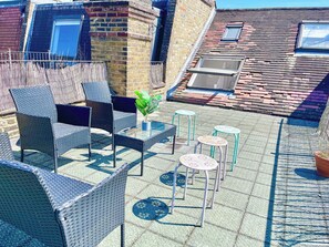 Terrace/patio - 3-BR Maisonette w/ Private Rooftop Terrace & FREE WiFi in Central Hammersmith (London)