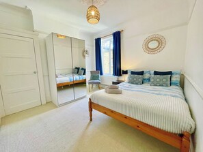 3 bedrooms, iron/ironing board, travel crib, free WiFi - 3-BR Maisonette w/ Private Rooftop Terrace & FREE WiFi in Central Hammersmith (London)