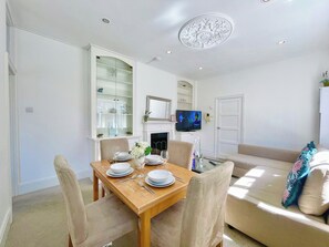 Interior - 3-BR Maisonette w/ Private Rooftop Terrace & FREE WiFi in Central Hammersmith (London)