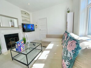 Smart TV - 3-BR Maisonette w/ Private Rooftop Terrace & FREE WiFi in Central Hammersmith (London)