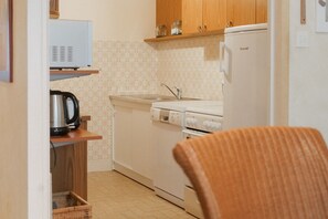 Jääkaappi, mikroaaltouuni, uuni, astianpesukone