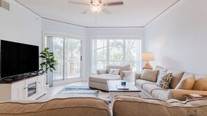 Living area - 2114 Windsor- Oceanfront-Just Steps from the Beach! Seasonally Heated Pool! (Hilton Head Island)