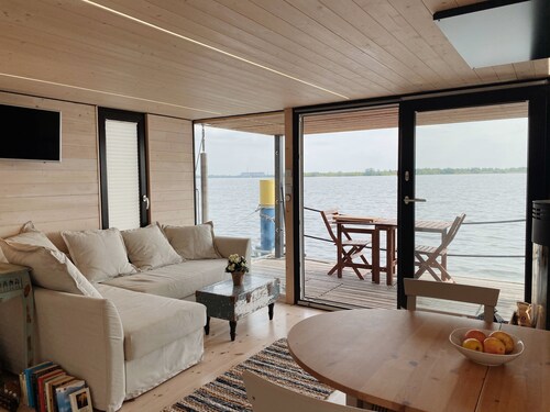 Cozy and romantic houseboat in a prime location with fireplace and sauna.