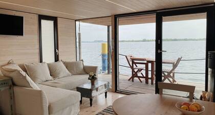Cozy and romantic houseboat in a prime location with fireplace and sauna.