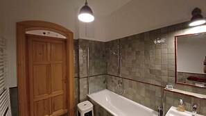 Dusche, Haartrockner, Handtücher, Seife