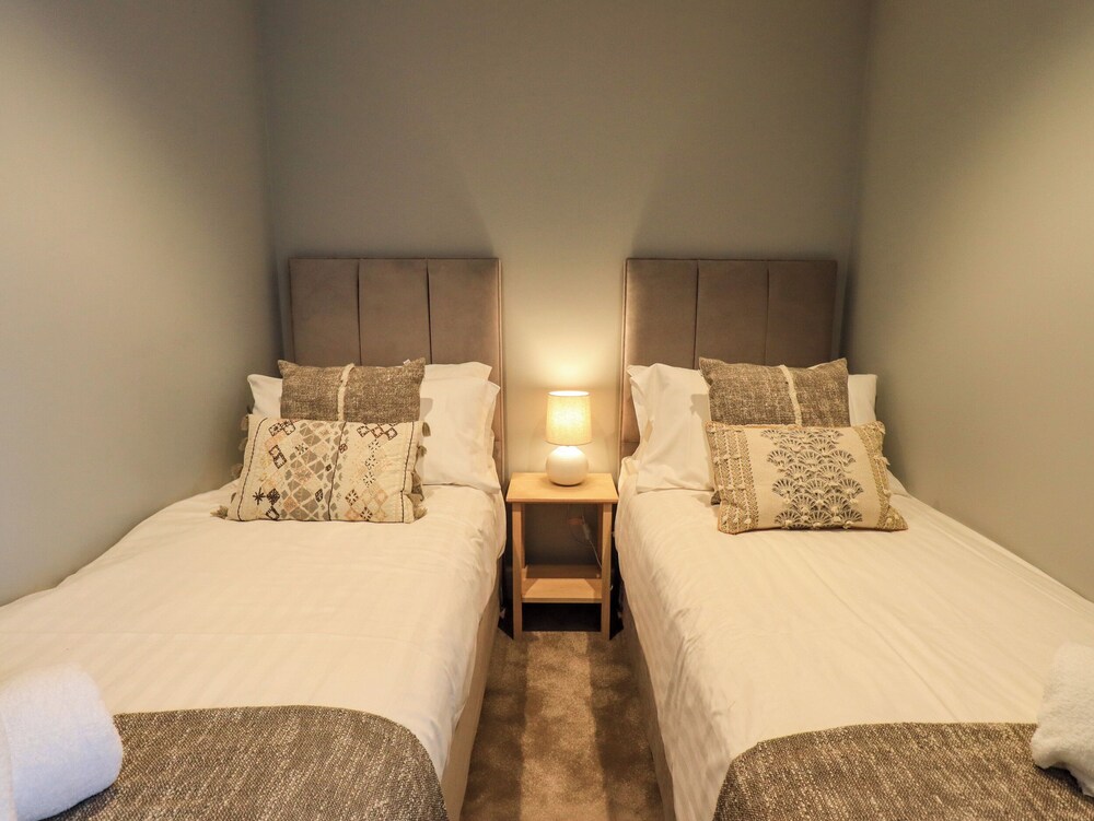 PENYGHENT, pet friendly, with hot tub in Kirkby Lonsdale Kirkby