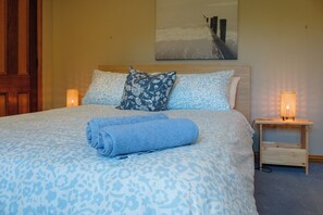 3 bedrooms, internet, bed sheets