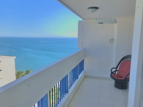 Spacious 4-bedroom apartment in charming Santa Marta Edificio Karey at the beach