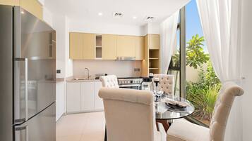 Coffee/tea maker, fridge, microwave, oven