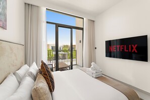 4 chambres, coffre-fort, bureau, fer et planche à repasser