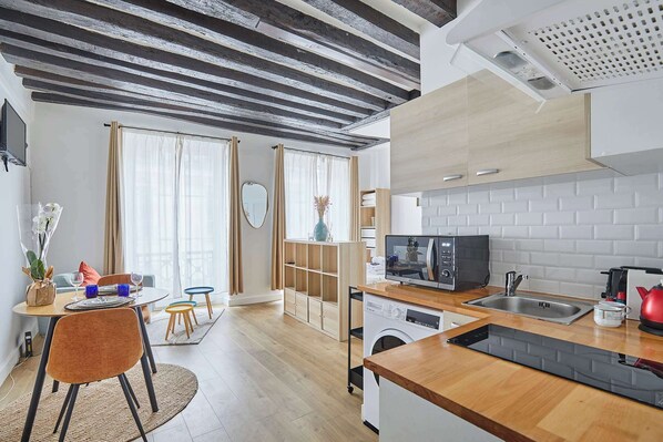 Réfrigérateur, micro-ondes, plaque de cuisson, cafetière/bouilloire