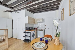Fridge, microwave, stovetop, coffee/tea maker - Lovely Studio - Center of Paris (Paris)