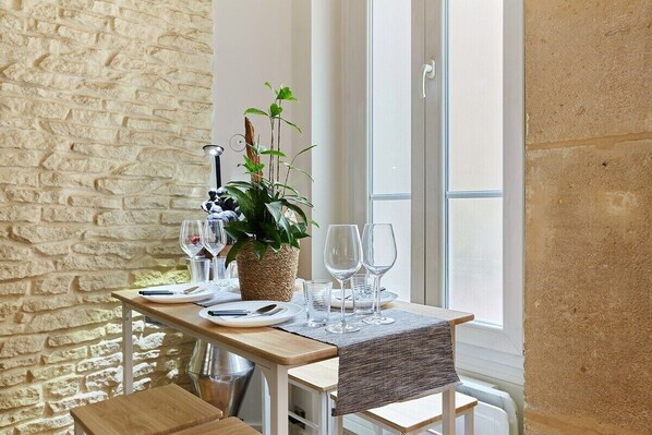 Dining - Charming 1 bedroom apartment Eiffel Tower (Paris)