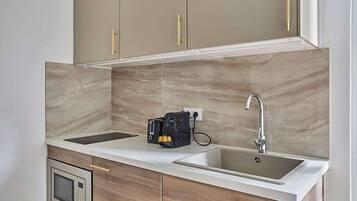 KĂŒhlschrank, Mikrowelle, Herdplatte, Wasserkocher mit Kaffee-/Teezubehör