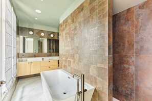 Shower, hair dryer, towels - Incredible Apartment  Etoile Porte Maillot (Paris)