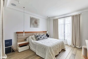 4 bedrooms, desk, iron/ironing board, WiFi - Incredible Apartment  Etoile Porte Maillot (Paris)