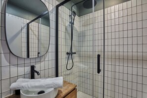 Regadera, secadora de cabello, toallas, shampoo 