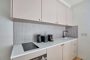 Réfrigérateur, four à micro-ondes, surface de cuisson, cafetière-théière