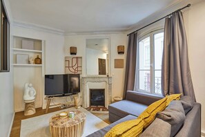 TV - Charming Apartment Center of Paris by Studio Prestige (Paris)