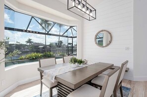 Dining - Peninsula Point - Luxury Vacation Rental Cape (Cape Coral)