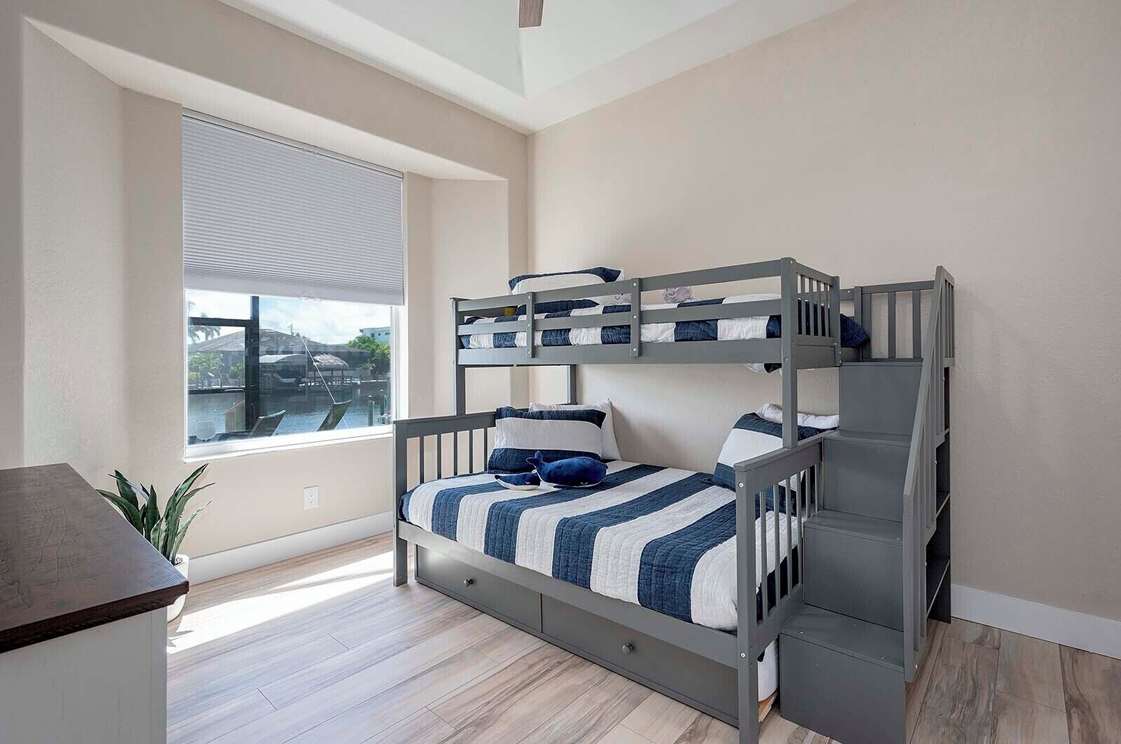 Dormitorio con literas y vista al puerto deportivo.