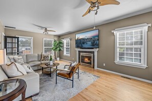 Smart TV, fireplace