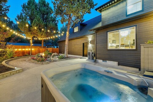 New! Luxury Home ~ Salt Water Hot Tub ~ Dog Friendly ~ Fire Pit