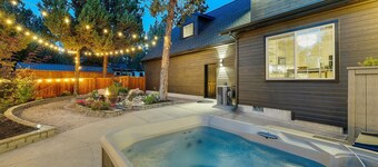 New! Luxury Home ~ Salt Water Hot Tub ~ Dog Friendly ~ Fire Pit