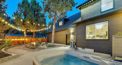 New! Luxury Home ~ Salt Water Hot Tub ~ Dog Friendly ~ Fire Pit