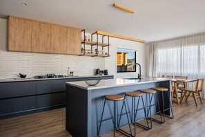 ثلاجة، ميكروويف، فرن، موقد طهي مسطح