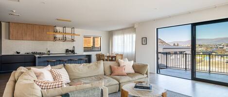 Smart TV, chimenea, libros y estéreo