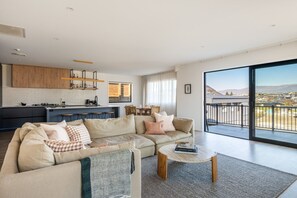 Smart TV, fireplace, books, stereo