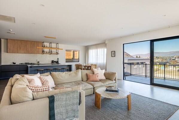 Smart TV, fireplace, books, stereo - Peaks and Pines Wanaka (Wānaka)