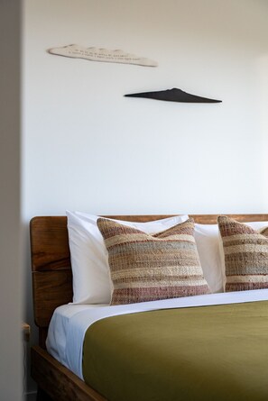 3 bedrooms, desk, iron/ironing board, travel cot