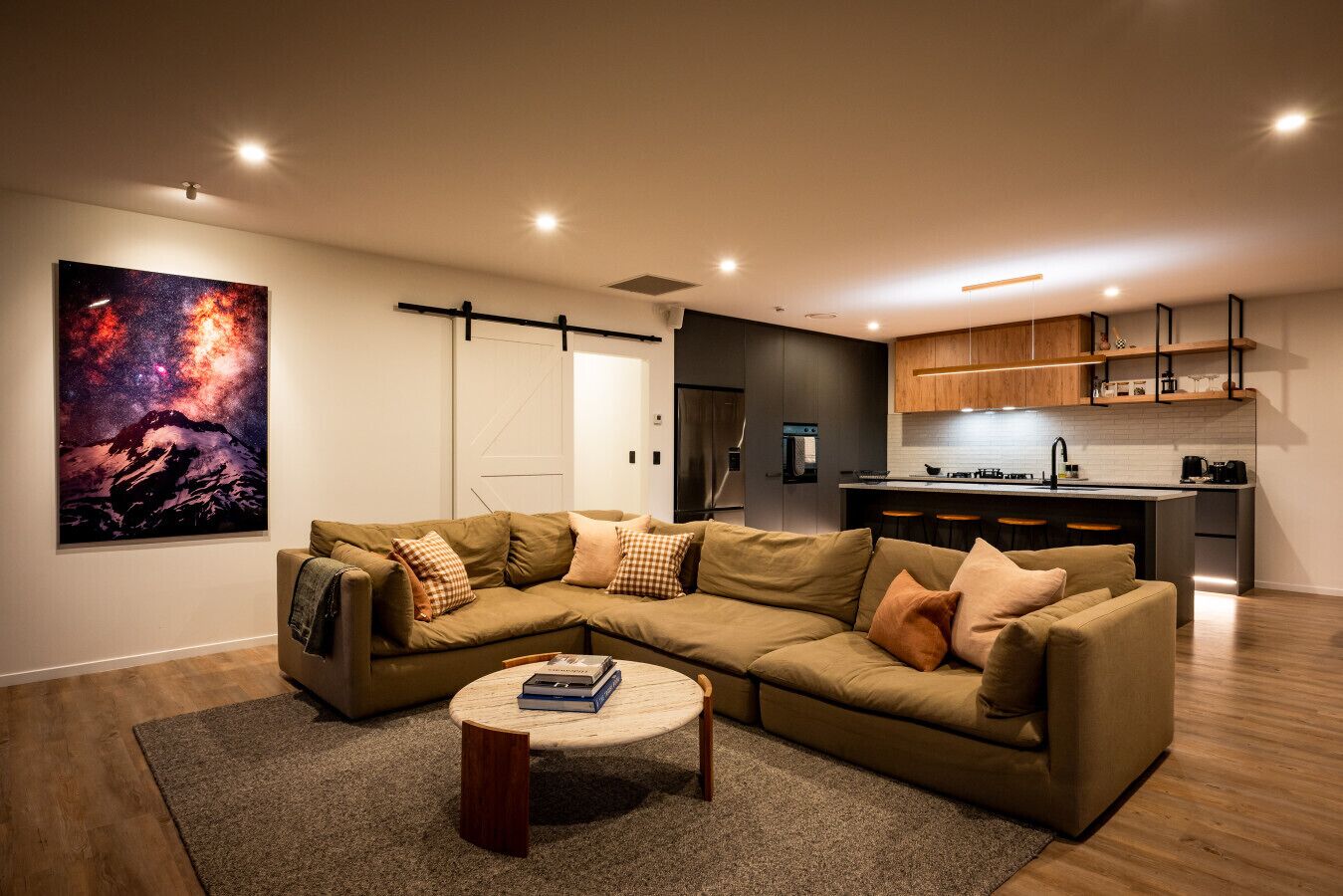 智能电视、壁炉、书、立体声音响