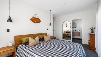 3 soverom, skrivebord, strykejern/-brett og reiseseng for barn