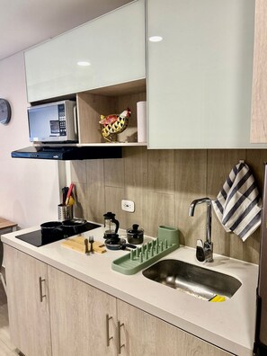 Standard Apartment | Private kitchen | Full-sized fridge, cookware/dishes/utensils - Loft en Centro Internacional 314 (Bogotá)