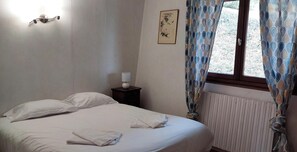 4 bedrooms, iron/ironing board, WiFi, bed sheets - L'Authentique - Chalet sleeping 8 in a peaceful setting (Sillingy)