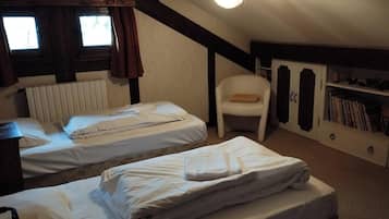 4 habitaciones, tabla de planchar con plancha, wifi y ropa de cama