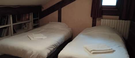 4 habitaciones, tabla de planchar con plancha, wifi y ropa de cama