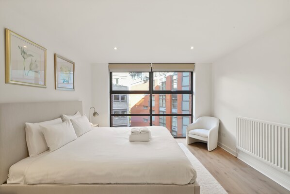 2 bedrooms, iron/ironing board, WiFi, bed sheets - Centrally located, luxurious, fully refurbished 2 bed 2 bath flat (London)